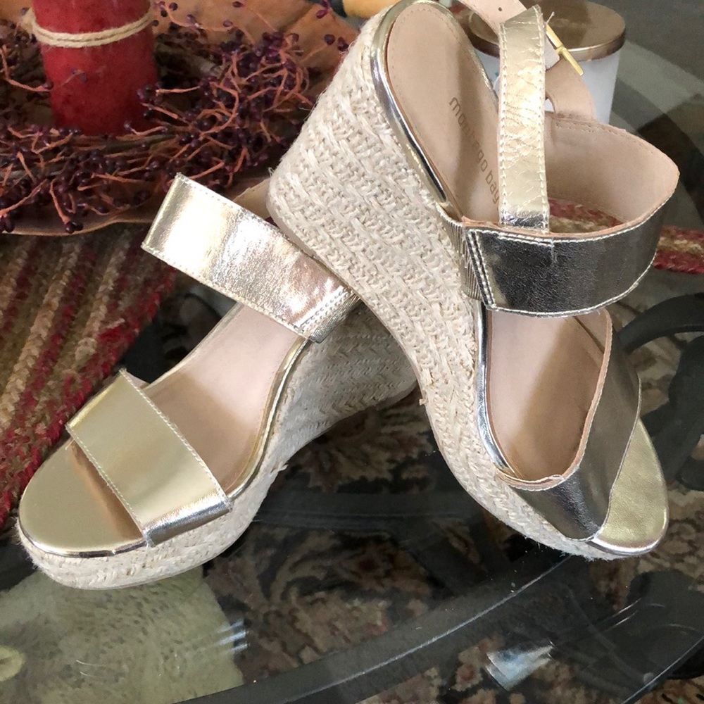 Espadrille type Gold wedge sandal.